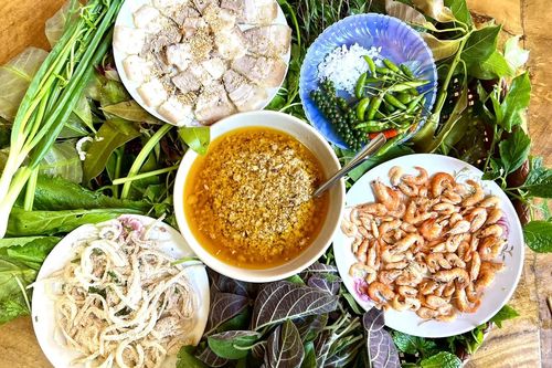Món gỏi 'hạ hỏa' hơn 30 loại lá, khách cuốn mỏi tay đặc sản ở Kon Tum