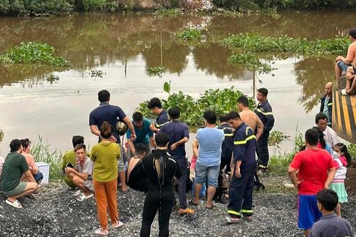 Bơi qua kênh Cầu Xáng, hai thanh niên bị đuối nước mất tích