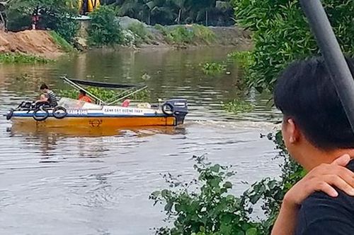 Thách đố thi bơi sau cuộc nhậu, 2 thanh niên mất tích thương tâm