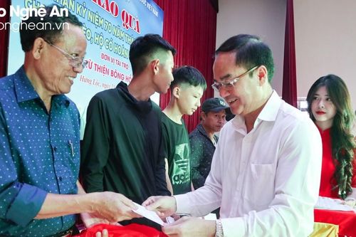 Thứ trưởng Bộ Nội vụ Vũ Chiến Thắng tặng quà cho hộ nghèo tại thành phố Vinh