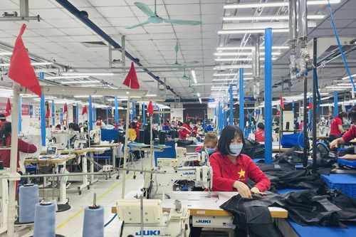 'Cuộc chiến' giành thị phần thời trang trong nước