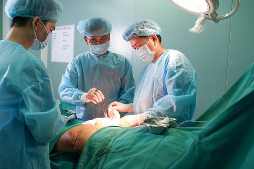 Tốn hàng trăm triệu tiêm filler độn mông, người phụ nữ phải nhập viện cấp cứu