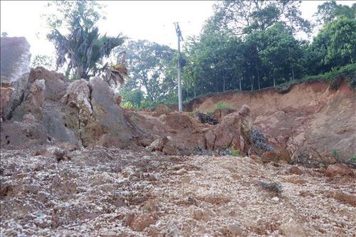 Yên Bái: Cần sớm di dời cột điện có nguy cơ sạt trượt xuống nhà dân