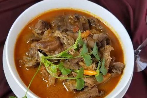 Cuối tuần làm món bò sốt vang đãi cả nhà, làm cách này nước ngon ngọt không hôi