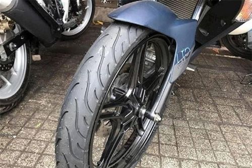 Vì sao lốp trước xe máy có gai ngược?