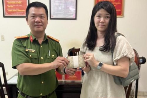 Người đàn ông có hành động bất ngờ sau khi nhặt được ví của cô gái ngoại quốc