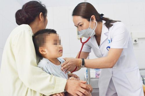 Người lớn bất cẩn, bé trai 2 tuổi nhập viện khẩn vì uống phải thứ này