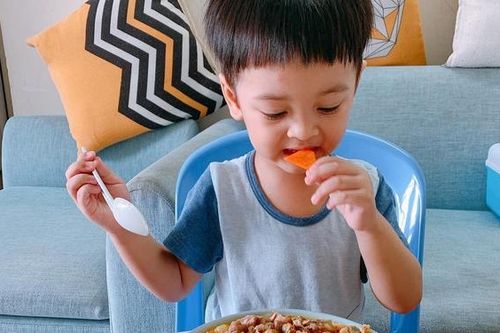 Nhà có em bé lười ăn, ngậm cơm, các mẹ xử trí thế nào?