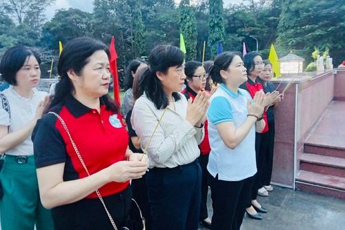 Lãnh đạo Hội LHPN Việt Nam dâng hương tại Nghĩa trang Hàng Dương