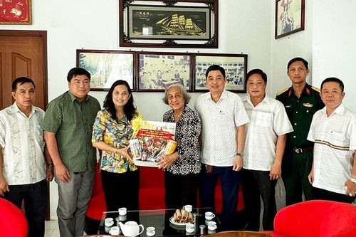 Bí thư Thành ủy, Chủ tịch UBND TP. Long Xuyên Đặng Thị Hoa Rây thăm, tặng quà cho gia đình chính sách, nhân Ngày Thương binh- Liệt sĩ 27/7