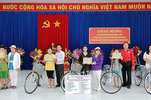 Trao 40 xe đạp 'Tiếp sức đến trường' cho các học sinh nghèo, cận nghèo, khó khăn ở xã Thoại Giang