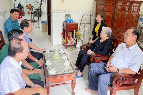 Bí thư Huyện ủy, Chủ tịch UBND huyện Châu Phú Trần Thanh Nhã thăm, tặng quà gia đình chính sách