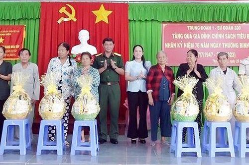 Trung đoàn 1 – Sư đoàn 330 tặng quà gia đình chính sách tiêu biểu