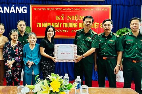 Bộ đội Biên phòng thành phố thăm, tặng quà Trung tâm Phụng dưỡng người có công cách mạng