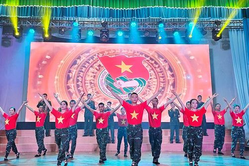 Pleiku giao lưu văn hóa văn nghệ 'Thắm tình quân dân'