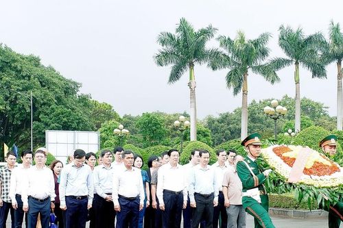 Trưởng ban Nội chính Trung ương dâng hoa trước Tượng đài Bác Hồ với các dân tộc Tây Nguyên và thăm gia đình chính sách tại Gia Lai