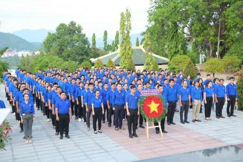 Hơn 500 đoàn viên, thanh niên dâng hương, dọn vệ sinh nghĩa trang liệt sĩ Hòn Dung