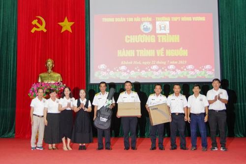 Trung đoàn 196 phối hợp tổ chức chương trình 'Hành trình về nguồn'