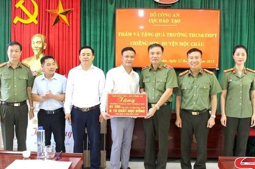 Tặng quà thương binh, thân nhân liệt sĩ