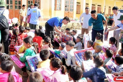 Mang yêu thương đến với học sinh vùng cao