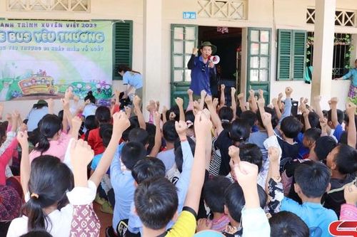 Tặng 160 suất quà cho học sinh tại điểm Trường tiểu học Bó Nhàng 1