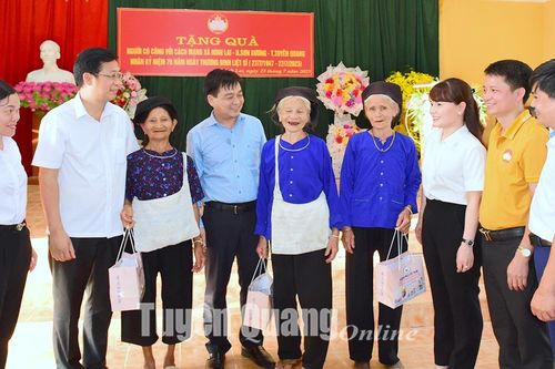Ủy ban Trung ương MTTQ Việt Nam tặng quà người có công với cách mạng tại xã Ninh Lai (Sơn Dương)
