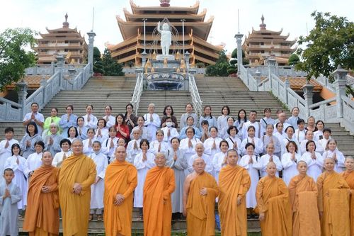 Giáo đoàn IV hệ phái Khất sĩ cúng dường các trường hạ tại TP.HCM