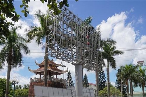 Tháo dỡ bảng quảng cáo trái phép tại Tháp chuông Thành cổ Quảng Trị
