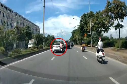 Tài xế ô tô tạt đầu, hất ngã người đi xe máy ở Hà Nội