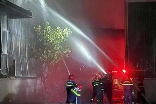 Bình Phước: Cháy tại chợ Đồng Xoài, cảnh sát PCCC nhanh chóng dập tắt ngọn lửa