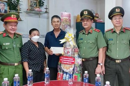 Thiếu tướng Lê Hồng Nam thăm, tặng quà các gia đình chính sách nhân ngày Thương binh Liệt sĩ