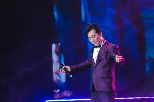 'Sao Mai' Quang Hào biến hóa đa màu sắc trong đêm nhạc kỷ niệm 20 năm ca hát