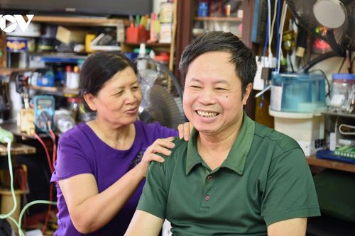 Chuyện tình cảm động của thương binh liệt nửa người và cô điều dưỡng