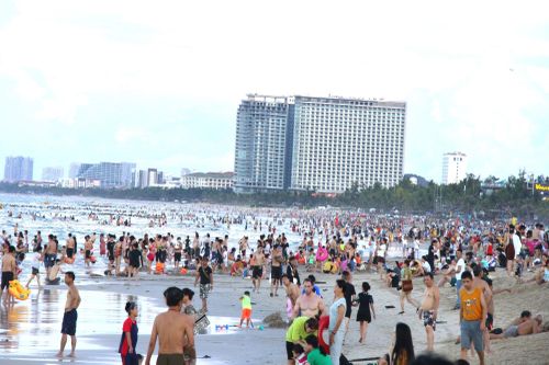 Cuối tuần nắng nóng, biển Đà Nẵng kín người đổ về giải nhiệt