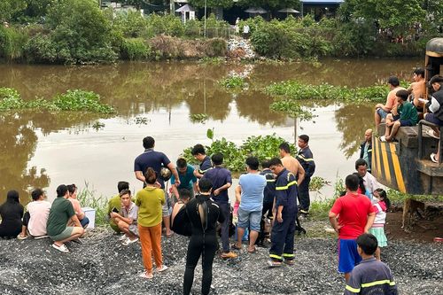 TP.HCM: Bơi qua sông sau cuộc nhậu, 2 thanh niên mất tích