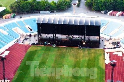Sân khấu ở Mỹ Đình vẫn đang được dựng dù show BlackPink vướng tin bị hủy
