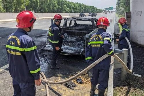 Đang lưu thông trên cao tốc Hà Nội-Hải Phòng, xe ô tô bán tải bất ngờ bốc cháy dữ dội