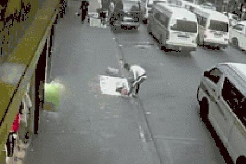 Lòng đường phát nổ một cách bí ẩn khiến hàng chục phương tiện bị thổi tung