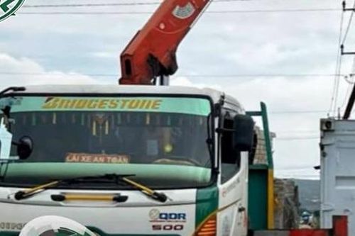 Xe cần cẩu vướng vào đường dây điện, 2 người bị điện giật thương vong
