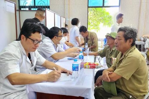 Bệnh viện Kiến An khám sức khỏe, cấp phát thuốc cho người nghèo, hộ nghèo và hoàn cảnh khó khăn ở Tiên Lãng