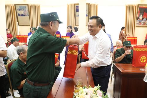 Chủ tịch Hà Nội thăm hỏi người có công, thân nhân liệt sỹ dịp 27-7