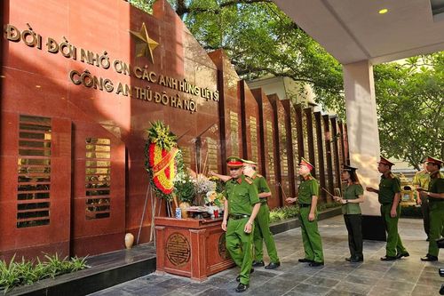 Công an quận Ba Đình: Dâng hương tưởng niệm các Anh hùng, Liệt sĩ