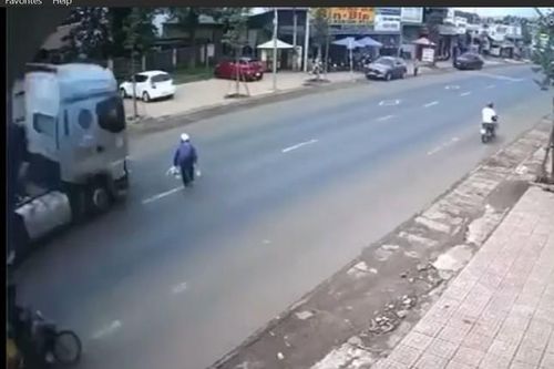 Tránh người băng qua đường, xe đầu kéo tông cụ bà tử vong
