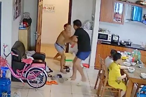Kinh hoàng cảnh người đàn ông bị hàng xóm dùng dao tấn công