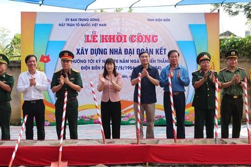 Trao mái ấm Đại đoàn kết cho người nghèo bản Pá Đông