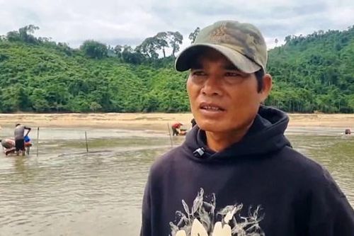 Người dân vùng cao Quảng Nam đi đãi vàng sa khoáng