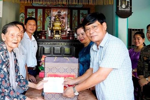 Thừa Thiên - Huế: Thăm, tặng quà gia đình chính sách