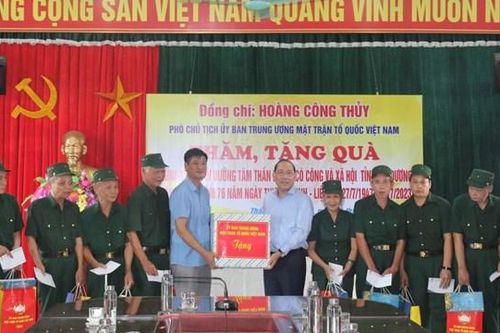 Phó Chủ tịch Hoàng Công Thủy thăm, tặng quà người có công, gia đình chính sách tại Hải Dương