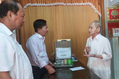 Lãnh đạo Mặt trận Quảng Trị đi thăm, tặng quà gia đình chính sách