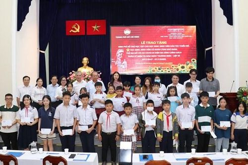 TP Hồ Chí Minh: Trao 112 suất hỗ trợ học tập cho học sinh, sinh viên